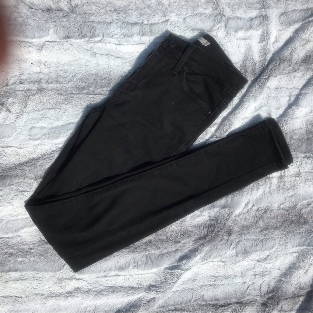 Black slimming super skinny Levi’s jeans
